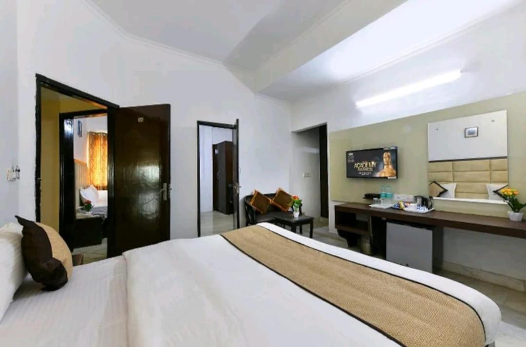 Hotel The First By Goyal Hotelie アーグラ エクステリア 写真